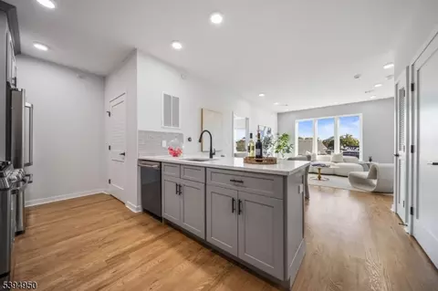 37 Farrand St #405, Bloomfield, NJ 07003