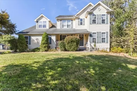 124 Pequest Dr, Belvidere, NJ 07823