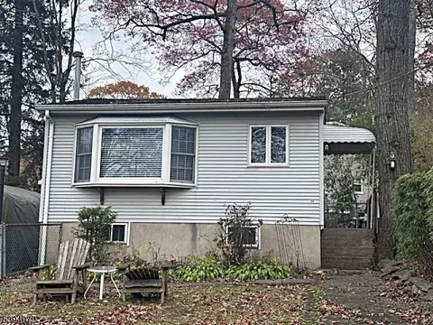 360 Lake Shore Dr, Hewitt, NJ 07421