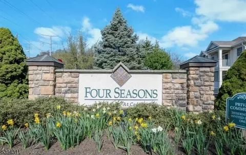 806 Holly Ln #806, Cedar Grove, NJ 07009