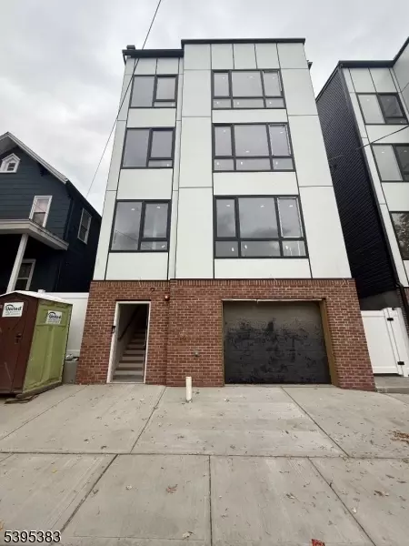 39 S 7th St, Newark, NJ 07107