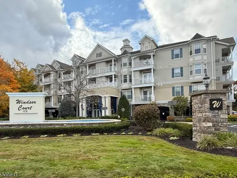 175 Rochelle Ave #218, Rochelle Park, NJ 07662
