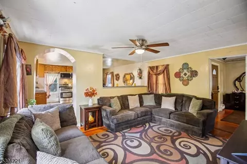 369 Queens Ct, Ridgewood, NJ 07450