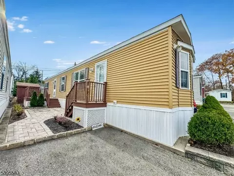 18 Easy Dr, Oak Ridge, NJ 07438
