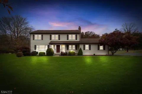 9 Weavers Ln, Whitehouse Station, NJ 08889