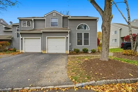 12 Meadow Pond Rd, Hamburg, NJ 07419