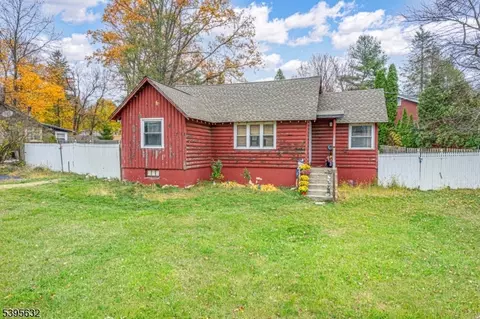 91 Breakneck Rd, Highland Lakes, NJ 07422