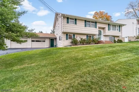 13 Glutting Pl, East Hanover, NJ 07936