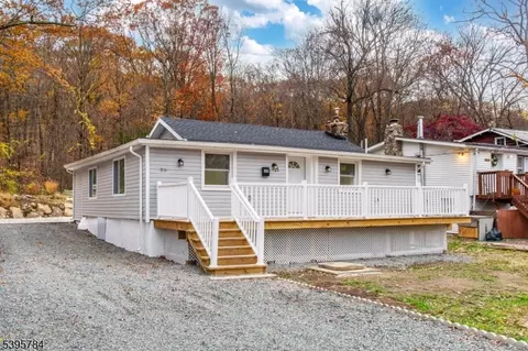 25 Setting Sun Trl, West Milford, NJ 07480