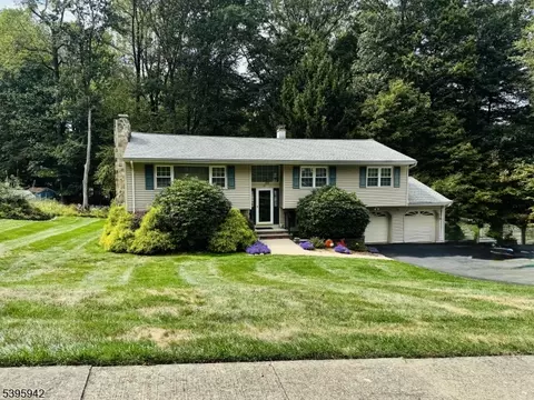 62 Fawnridge Dr, Long Valley, NJ 07853
