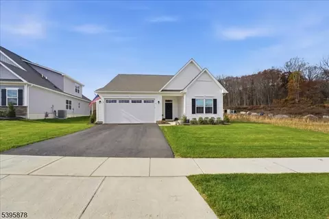 5 Thomas Knoll Blvd, Port Murray, NJ 07865