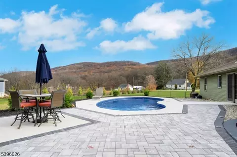 4435 Rudetown Rd, Hamburg, NJ 07419