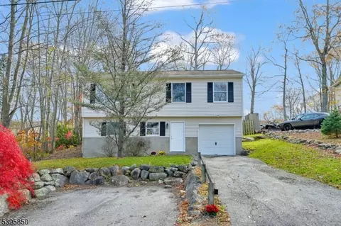 96 Papscoe Rd, Hewitt, NJ 07421