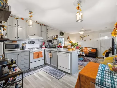 18 3rd St, Avenel, NJ 07001