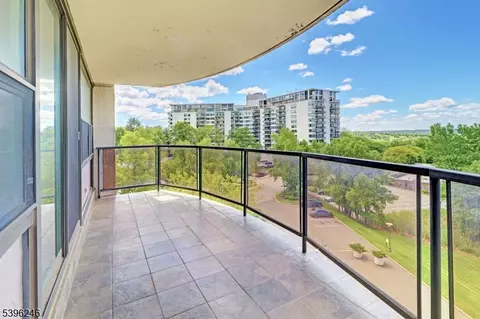 2 Claridge Dr 3lw, Verona, NJ 07044