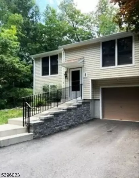 1 Pippin Ln, Hamburg, NJ 07419