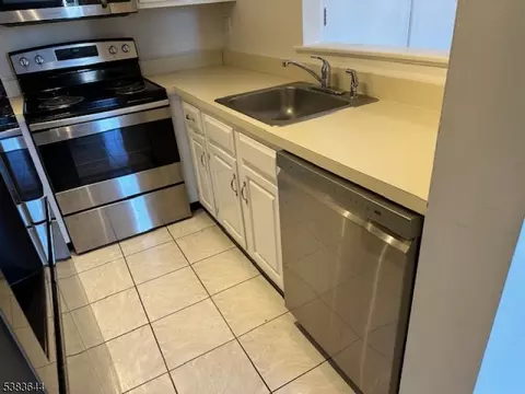 Kitchen - 6 Ray Ct, Bedminster, NJ 07921 photo 2 of 3