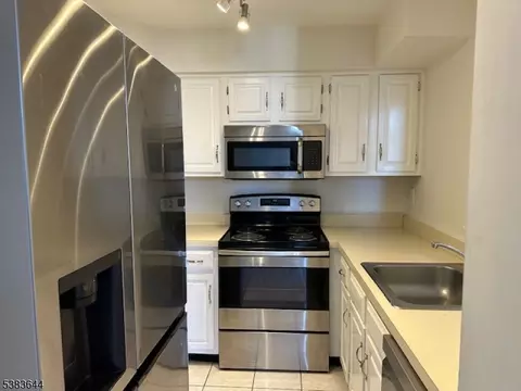 Kitchen - 6 Ray Ct, Bedminster, NJ 07921 photo 3 of 3