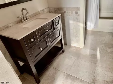 Bath - 6 Ray Ct, Bedminster, NJ 07921 photo 2 of 2