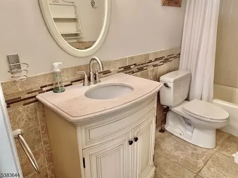 Bath - 6 Ray Ct, Bedminster, NJ 07921 photo 1 of 2