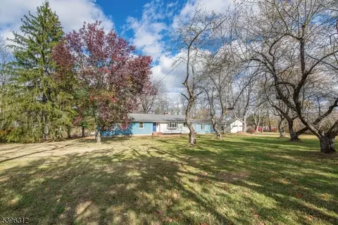 4 Schoolhouse Ln, Chester, NJ 07930
