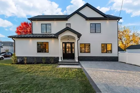 4 Roosevelt Ave, Totowa, NJ 07512
