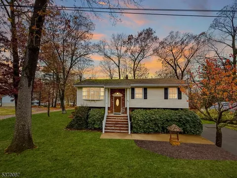 27 High Crest Dr, Hamburg, NJ 07419