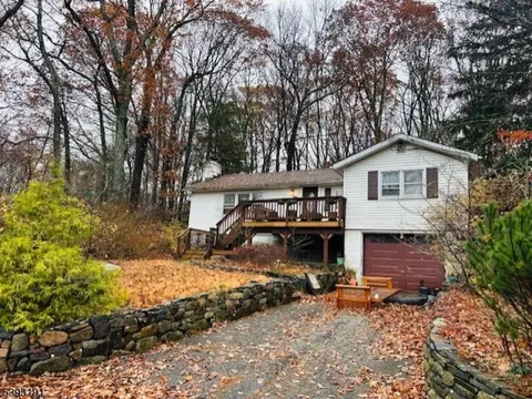 26 Fox Trl, Stockholm, NJ 07460