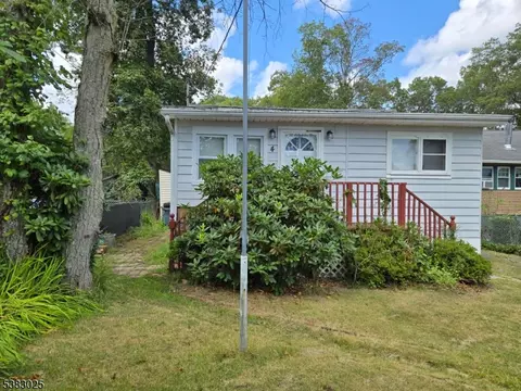 4 Northwestern Trl, Hopatcong, NJ 07843