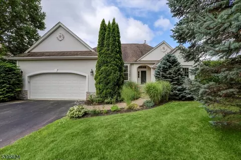 2 Post Oak Ct, Hamburg, NJ 07419