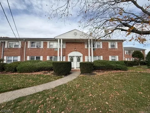 78 Manchester Ct, Wayne, NJ 07470