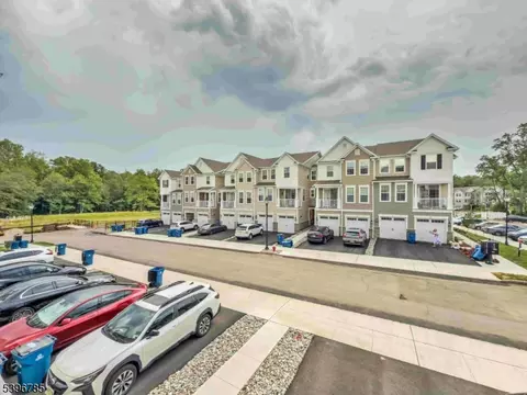 204 Honeysuckle Ln, Warren Twp, NJ 07059