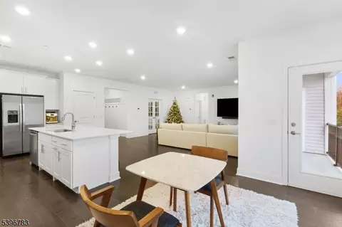 11 Veterans Way #132, Morris Plains, NJ 07950
