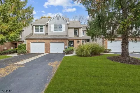 26 Kent Dr, Roseland, NJ 07068