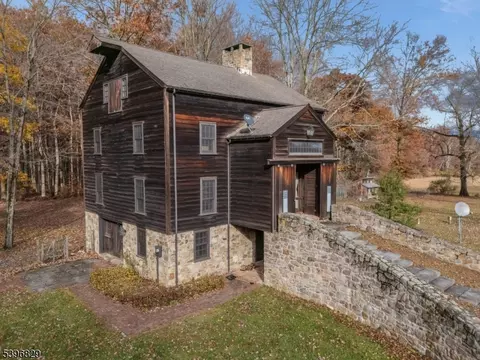 140 Driftway E, Hampton, NJ 08827