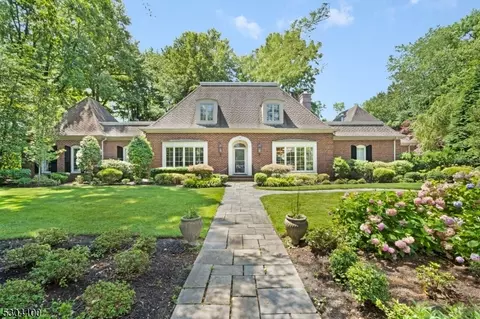 2 Canoe Ln, Roseland, NJ 07068