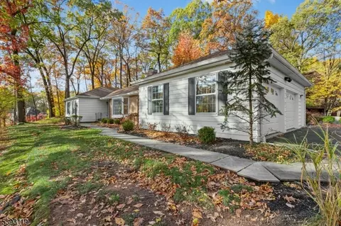 19 Ravenswood Ln, Scotch Plains, NJ 07076