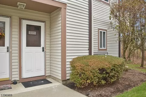 219 Woods Edge Dr, Succasunna, NJ 07876
