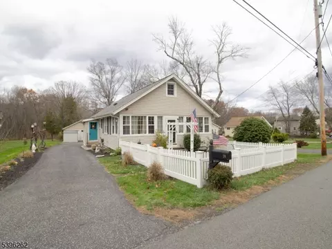 26 Bellows Ln, Towaco, NJ 07082