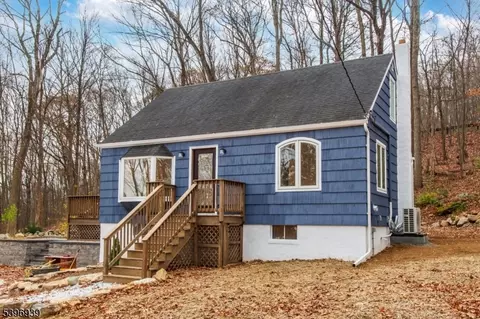 6 Lorac Ln, Lake Hopatcong, NJ 07849