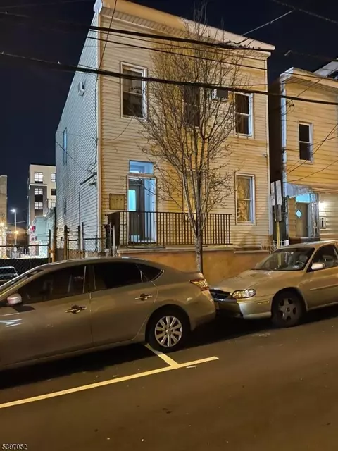 111 34th St, Union City, NJ 07087