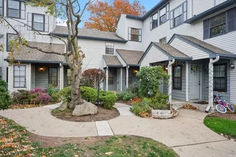 809 Woodbridge Commons Way, Iselin, NJ 08830
