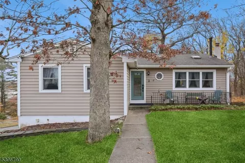 2 Teri Ln, Hopatcong, NJ 07843