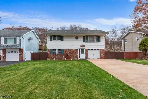 7 Tobyhanna Trl, Hopatcong, NJ 07843
