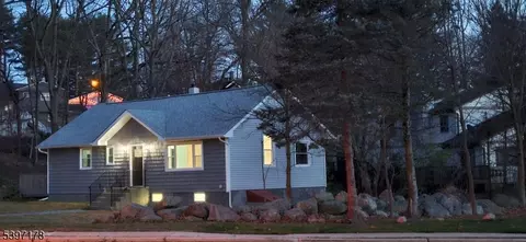 189 Stonegate Ln, Stanhope, NJ 07874