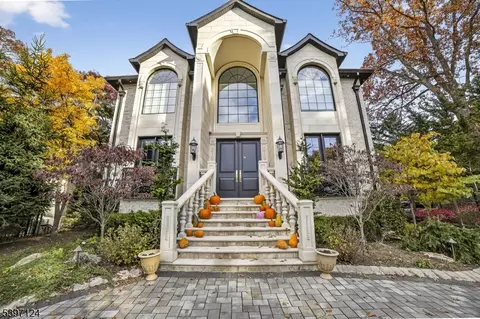 1096 Briar Way, Fort Lee, NJ 07024