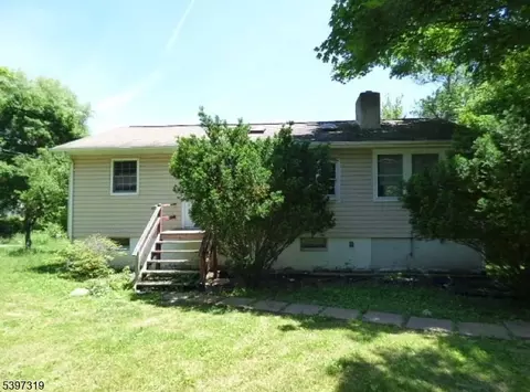 214 Mohican Rd, Highland Lakes, NJ 07422