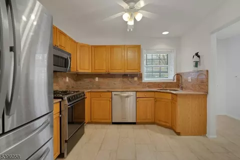32 Berkeley Sq, Berkeley Heights, NJ 07922 photo 6