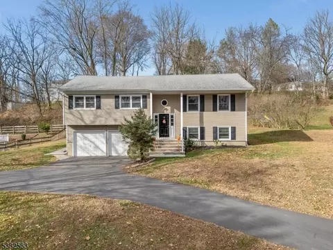 7 Hoffman Rd, High Bridge, NJ 08829