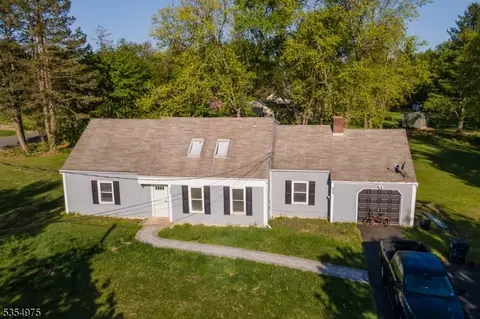 908 Maple Dr, Stewartsville, NJ 08886